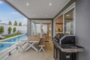 Hamptons in Torquay - 5 bath, Pool, Spa & Theatre!