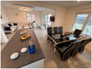 Oceanview Deluxe penthouse apartment with 89m2 living space 90m2 roof terrace