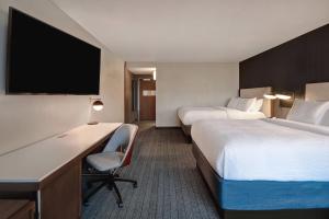 Guest room, 2 Double, Sofa bed room in Courtyard by Marriott Cincinnati Airport
