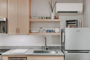 Ensuite 08 - A Newly Remodeled Studio - A Perfect Romantic Getaway