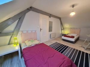 Maisons de vacances Gite familial pres de l'etang des Bois avec cheminee et veranda chauffee - FR-1-590-89 : photos des chambres
