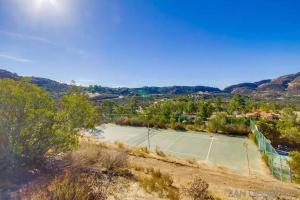 Private Home on 10 Acres - Heated Salt Pool & Jacuzzi, Mountain & City Views, Horseshoes, Basketball, BBQ, Golf Putting, Foosball, Croquet, Bose Stereo, White Cotton Bedding - Hilltop Hacienda, Pool Heat Optional