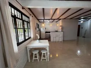 Apartamento Charmoso Frente para o Mar com Varanda - 萨夸雷马