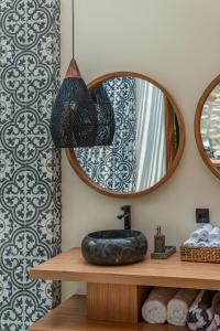 Villa Isly - Stylish 2BR Villa with BBQ, Rooftop and Beach Nearby