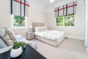 Stylish 6BR Strathfield House Tennis & Fun Games
