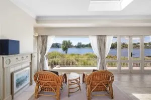 Stunning Lake Views & Hospital Location - Frankton Junction