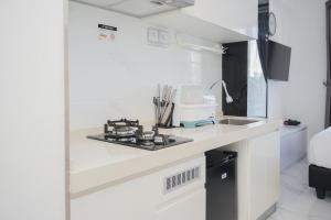 Elegant and Comfy Studio at Sky House BSD Apartment By Travelio