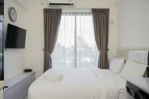 Elegant and Comfy Studio at Sky House BSD Apartment By Travelio