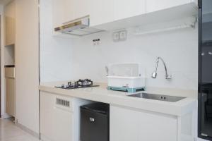 Elegant and Comfy Studio at Sky House BSD Apartment By Travelio