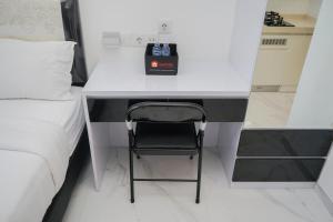 Elegant and Comfy Studio at Sky House BSD Apartment By Travelio