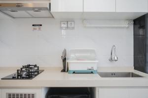 Elegant and Comfy Studio at Sky House BSD Apartment By Travelio