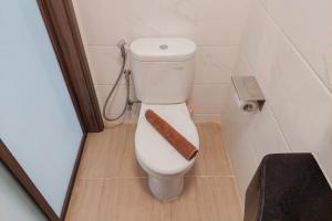 Elegant and Comfy Studio at Sky House BSD Apartment By Travelio