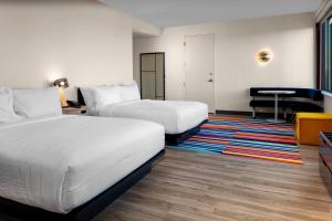 Aloft, Guest room, 2 Queen room in Aloft Atlanta at The Battery Atlanta