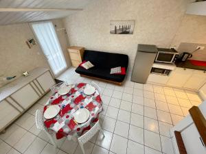 Maison rénovée avec piscine chauffée, tennis et parking à 100m des commerces - FR-1-231-330