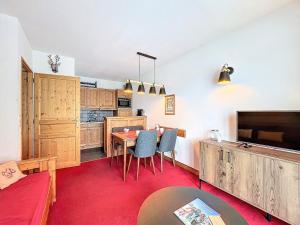 Appartement confortable avec terrasse, parking et piscine - FR-1-267-305