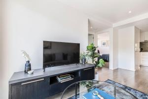 Indigo Breeze - Explore the Heart of North Melbourne