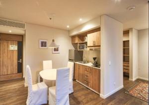 Caluce Apt 4B by Letoh