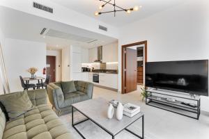 Serene 1BR Escape with Pool & Gym Access