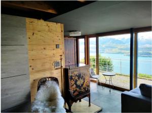 Chalet with panoramic views of the mountains of the Oberland and Lake Thun