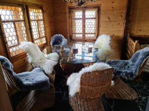 Chalet with panoramic views of the mountains of the Oberland and Lake Thun