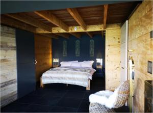 Chalet with panoramic views of the mountains of the Oberland and Lake Thun