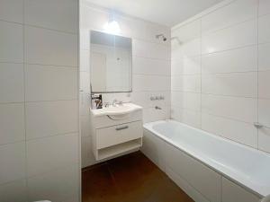 Spacious Studio in San Telmo with Balcony, Gym Pool