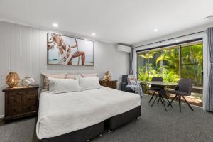 Elvis Romance At The Beach - LUXURY RESORT STAY