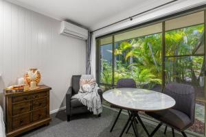 Elvis Romance At The Beach - LUXURY RESORT STAY