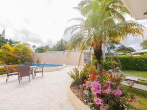 Casati Family House, Great Pool Garden