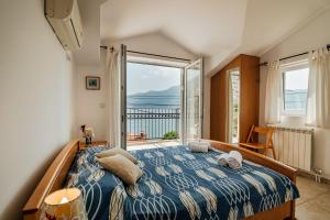 Spacious Family 4BR Seaside House, Fantastic Sea Views, 20 Meters to Beach