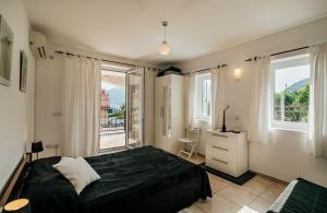 Spacious Family 4BR Seaside House, Fantastic Sea Views, 20 Meters to Beach