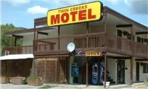Twin Creeks Motel - Sicamous