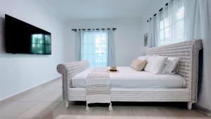 Pool View, Walk to Beach, Shops, Dining, Fast Wifi