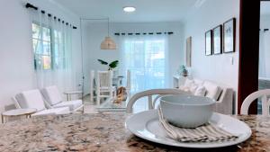 Pool View, Walk to Beach, Shops, Dining, Fast Wifi