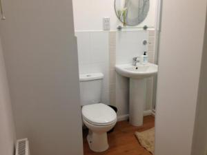 Double with shared bathroom sleeps 1-2 located 5 minutes from Heathrow dsbyr