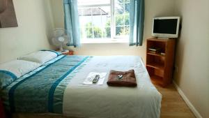 Double with shared bathroom sleeps 1-2 located 5 minutes from Heathrow dsbyr