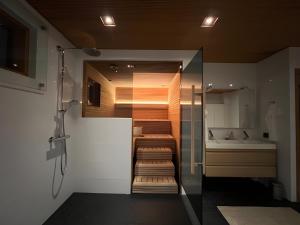 Luxury Riverside Villa w Magnificent River Views