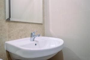 Homey and Stylish Studio Room at Transpark Cibubur Apartment By Travelio
