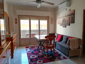 Beautiful 2-bedroom apartment less than 50m from the beach and side sea views
