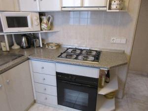 Beautiful 2-bedroom apartment less than 50m from the beach and side sea views