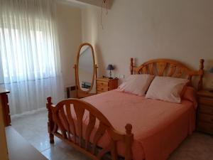 Beautiful 2-bedroom apartment less than 50m from the beach and side sea views
