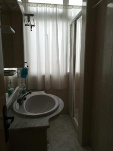 Beautiful 2-bedroom apartment less than 50m from the beach and side sea views