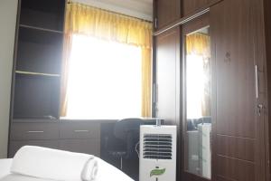 Spacious 2BR Apartment at Pinewood near JATOS By Travelio