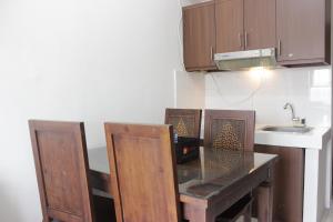Spacious 2BR Apartment at Pinewood near JATOS By Travelio