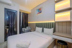 Nice and Comfy Studio Apartment at Transpark Cibubur By Travelio