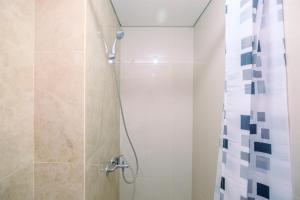 Nice and Comfy Studio Apartment at Transpark Cibubur By Travelio