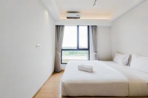 Nice and Elegant 2BR at Sky House BSD Apartment By Travelio