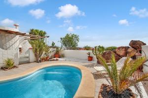 Villa with pool overlooking the Atlantic Ocean and Parque Holandes