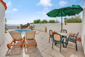 Villa with pool overlooking the Atlantic Ocean and Parque Holandes