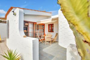 Villa with pool overlooking the Atlantic Ocean and Parque Holandes
